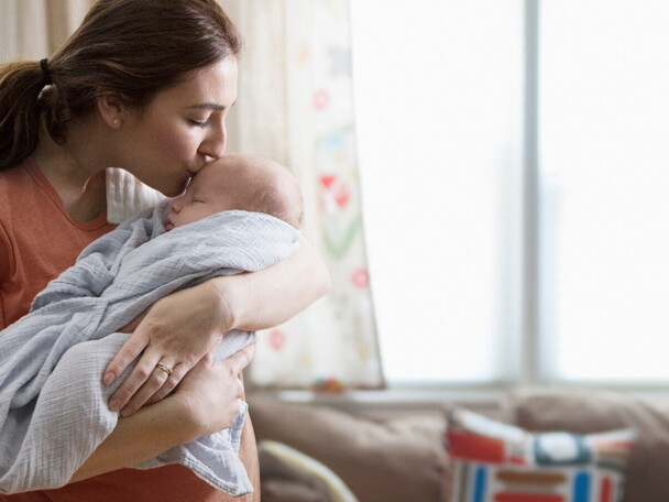 Discover everything you need to know when bringing a baby home. A mother showing what youe need to do when bringing baby home.