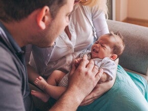 A newborn crying to illustrate colics in babies.