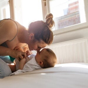 Stimulating speech is essential for your baby first words A mother encouraging her baby's first words through playtime