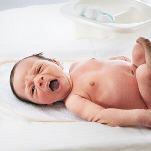 We give you a guide to understand baby poo. A parent changing his baby’s diaper while examing his baby poo.