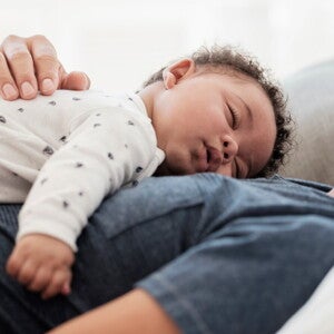 Discover how to help your baby sleep better and how it helps their development A child enjoying a baby sleep in his father’s chest
