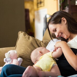 Understand how breast milk allergy and sensitivities work A mother breastfeeding her baby monitoring breast milk allergy.