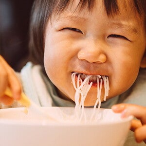 Learn everything about the importance of family meals for toddlers. A woman and her child share one of the family meals for toddlers.