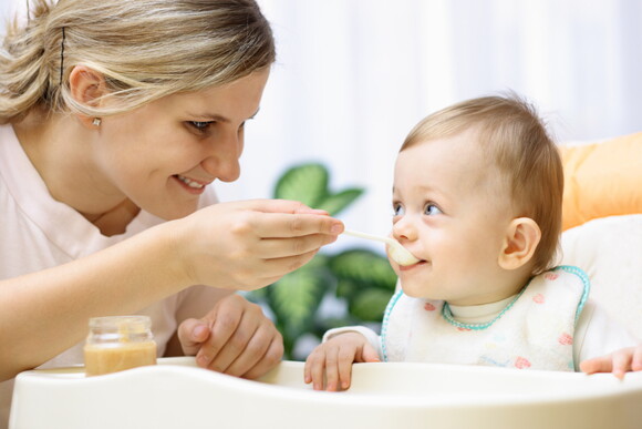 This toddler meal guide will help you understand how to feed your child A mother feeding her child according to the toddler meal guide